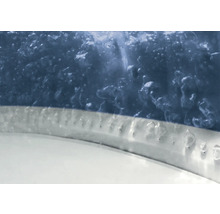 Gros plan d'un bain à bulles avec jets