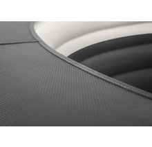 Detailaufnahme eines grauen Textilprodukts mit Naht