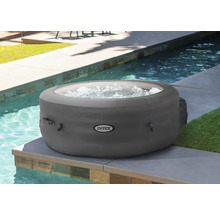 Aufblasbarer grauer Whirlpool der Marke Intex neben einem Pool.