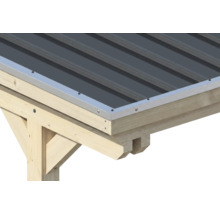 Detailansicht einer Dachkonstruktion aus Holz mit Trapezblech und Metall-Abschlussprofil.