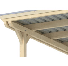 Detailaufnahme der Dachkonstruktion eines Carports aus hellem Nadelholz mit Wellplatten und sichtbarer Verschraubung.
