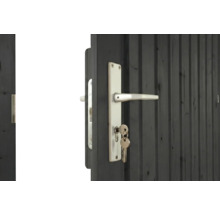 Silberfarbener Türdrücker mit Langschild und Schlüssel an einer dunklen Holztür mit vertikaler Lattung.