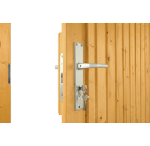 Holztür mit silberner Drückergarnitur und im Schloss steckendem Schlüssel.