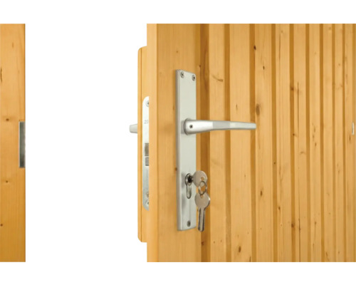 Holztür mit silberner Drückergarnitur und im Schloss steckendem Schlüssel.