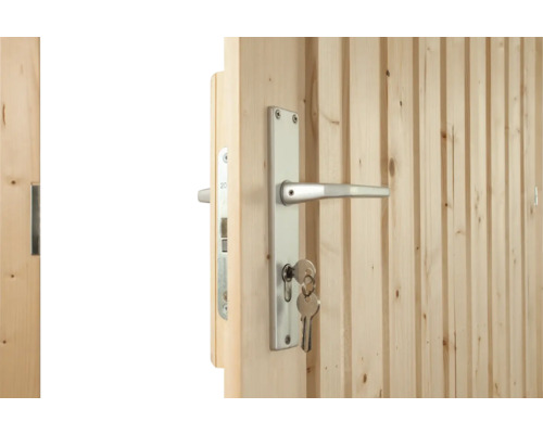 Silberner Türdrücker mit Langschild und Schlüssel in einer hellen Holztür aus vertikalen Lamellen.