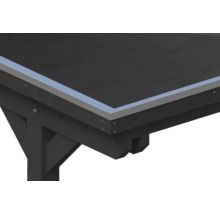 Eckdetail eines dunklen Holz-Flachdachs mit Aluminium-Dachrandprofil und schwarzer Dacheindeckung.