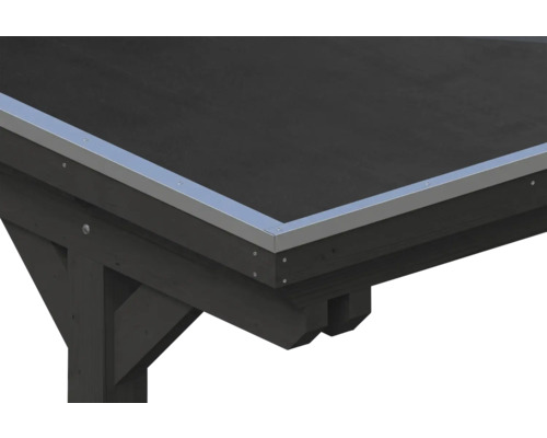 Eckdetail eines dunklen Holz-Flachdachs mit Aluminium-Dachrandprofil und schwarzer Dacheindeckung.