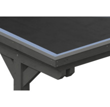 Nahaufnahme der Dachkante eines Holz-Carports mit schwarzer Dachfolie und silbernem Dachrandprofil aus Metall.