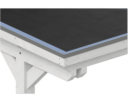 Detailansicht einer Dachrandblende aus Metall an einem weißen Holz-Flachdach mit schwarzer Dachfolie.