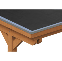 Eckdetail einer Holzdachkonstruktion mit schwarzer Dachabdichtung und silbernem Dachrandprofil aus Metall.