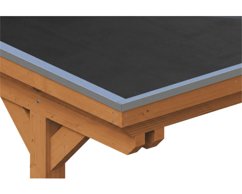 Eckdetail einer Holzdachkonstruktion mit schwarzer Dachabdichtung und silbernem Dachrandprofil aus Metall.