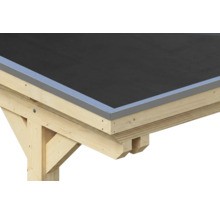 Dachkante eines Holz-Carports mit Metall-Abschlussprofil und dunkler Dachbahn.