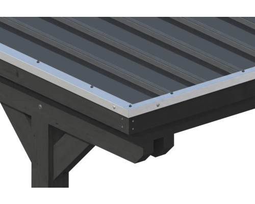 Nahaufnahme einer Dachkante mit Trapezblechen und einem Kantenschutzprofil aus Metall auf einer dunklen Holzkonstruktion.