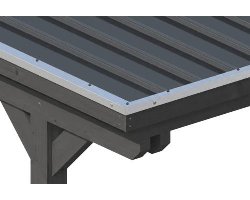 Dachkante eines Carports aus Holz mit Trapezblech-Dacheindeckung und Kantenschutzleiste aus Metall.