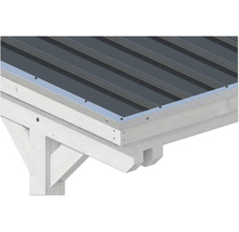 Détail d'un toit de carport avec tôles trapézoïdales anthracite, rive de toit argentée et structure en bois lasuré blanc.