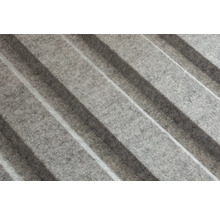 Gros plan d'un panneau acoustique plié en feutre