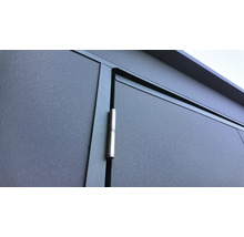 Vue détaillée d'une porte métallique avec charnière