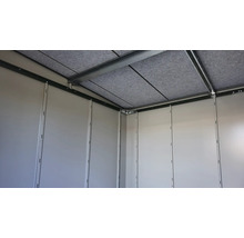 Innenansicht eines Gartenhauses mit Wandelementen und Dachkonstruktion