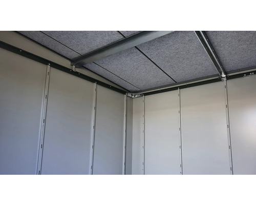 Vue intérieure d'un abri de jardin avec panneaux muraux et structure de toit