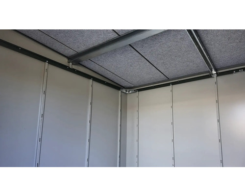 Innenansicht eines Gartenhauses mit Wandpaneelen und Dachisolierung