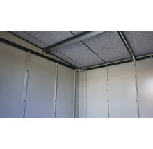 Innenansicht eines Gerätehauses mit Paneelen und Dachisolierung