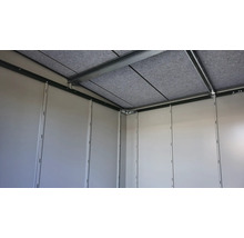 Vue intérieure d'un abri de jardin avec cadre métallique et isolation du toit