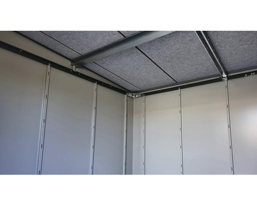 Innenansicht eines Gartenhauses mit Filz an der Decke und Metallrahmen