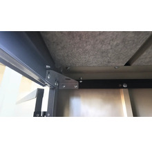 Detailansicht der Unterseite eines Tisches mit Schrauben und Metallelementen