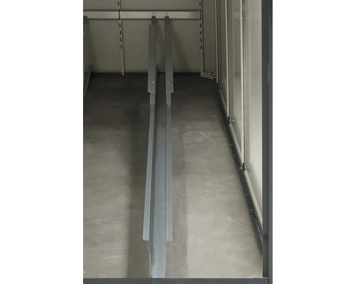 Intérieur d'une armoire avec système d'étagères en métal