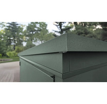 Detailansicht eines Geräteschranks mit Metalldach