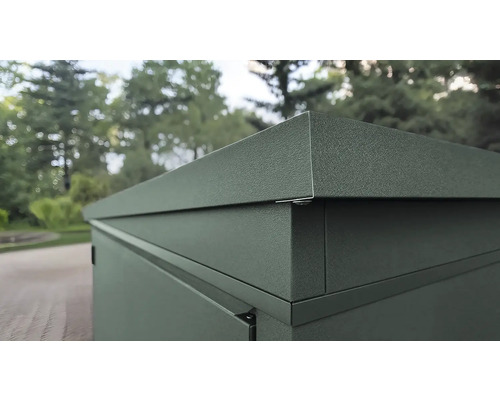 Detailansicht eines Geräteschranks mit Metalldach