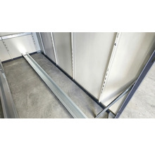 Innenansicht eines Gerätehauses mit Regalsystem und Bodenleisten.