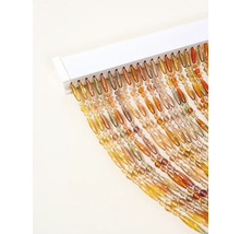 Dekorative Türdekoration mit Perlenketten an einer weißen Leiste