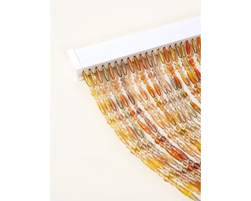 Dekorative Türdekoration mit Perlenketten an einer weißen Leiste