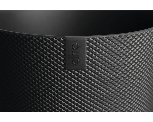 Detailansicht eines Pflanzgefäßes mit rautenförmiger Oberfläche und Elho Logo.