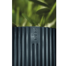 Vue détaillée d'un pot de fleurs avec le logo Elho et une texture nervurée.