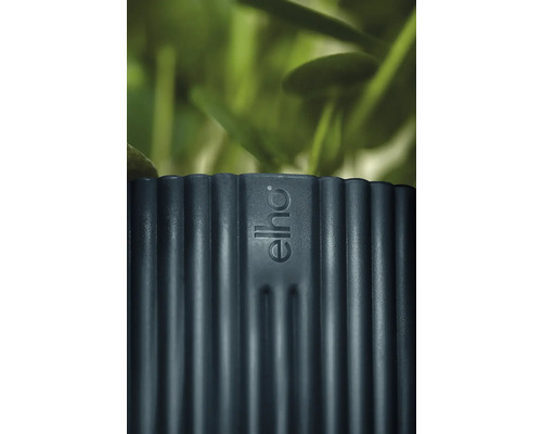 Vue détaillée d'un pot de fleurs avec le logo Elho et une texture nervurée.