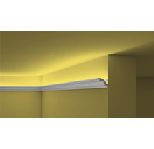 Coin de pièce avec moulure décorative de style stuc pour éclairage indirect