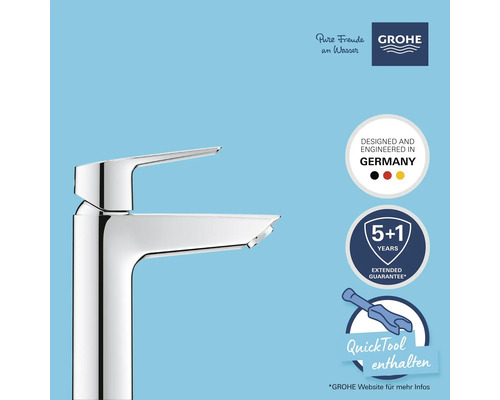 Glänzende Chrom Armatur mit 'Designed and Engineered in Germany' Siegel, '5+1 Jahre Garantie' Siegel und QuickTool Symbol