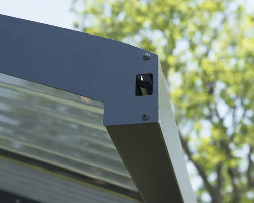 Detailansicht einer Terrassenüberdachung mit Schrauben und Aussparung