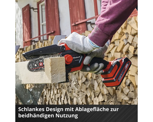 Une personne coupe du bois avec une tronçonneuse à batterie Einhell.