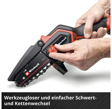 Une main tient une tronçonneuse à batterie de la marque Einhell.