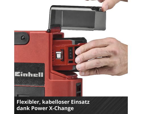 Einhell Power X-Change Akku-Ladegerät im Detail mit Hand beim Einsetzen des Akkus.