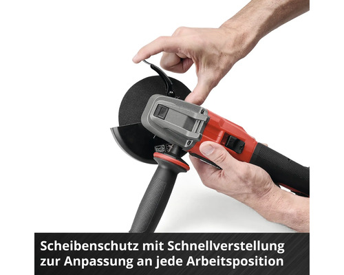 Une personne ajuste le capot de protection d'une meuleuse d'angle rouge et noire