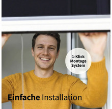 Mann montiert Insektenschutzgitter mit einfachem Klicksystem