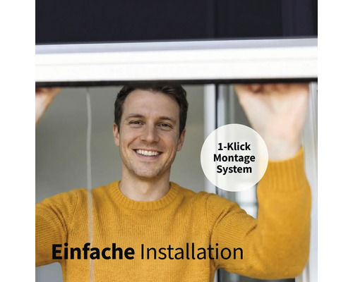 Mann montiert Insektenschutzgitter mit einfachem Klicksystem