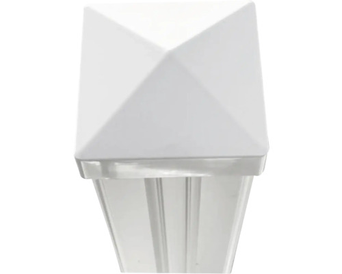 Weiße Pfostenkappe in Pyramidenform aus Kunststoff für Zaunpfosten.