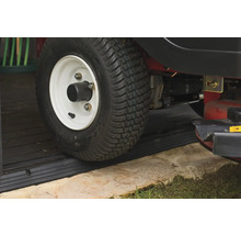 Gros plan d'un pneu de tracteur de pelouse avec profil