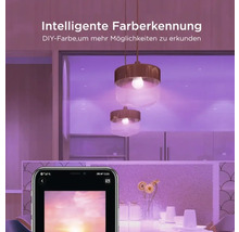 Smarte Pendelleuchten im modernen Wohnraum, gesteuert per Smartphone-Applikation mit intelligenter Farberkennung basierend auf einem Foto.