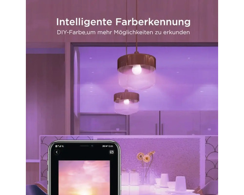 Smarte Pendelleuchten im modernen Wohnraum, gesteuert per Smartphone-Applikation mit intelligenter Farberkennung basierend auf einem Foto.